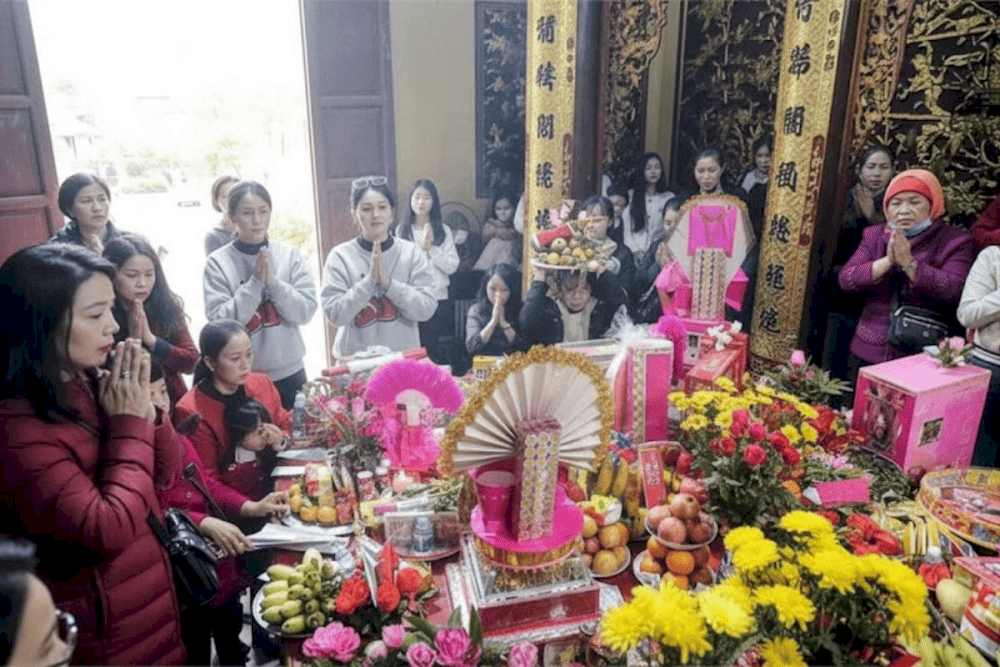 Đền Cố Ch&iacute;n đ&oacute;n h&agrave;ng ng&agrave;n du kh&aacute;ch mỗi năm về chi&ecirc;m b&aacute;i